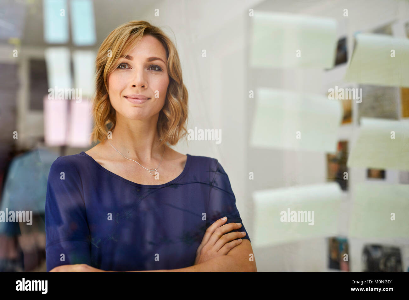 Ritratto di donna bionda, riquadro con blocchi di appunti Foto Stock