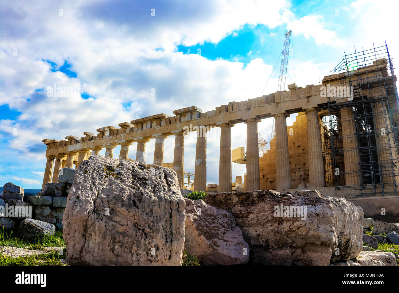 Diminuite le colonne nella parte anteriore del Partenone dell'Atene Grecia acropoli con i ponteggi e una gru per il restauro storico Foto Stock