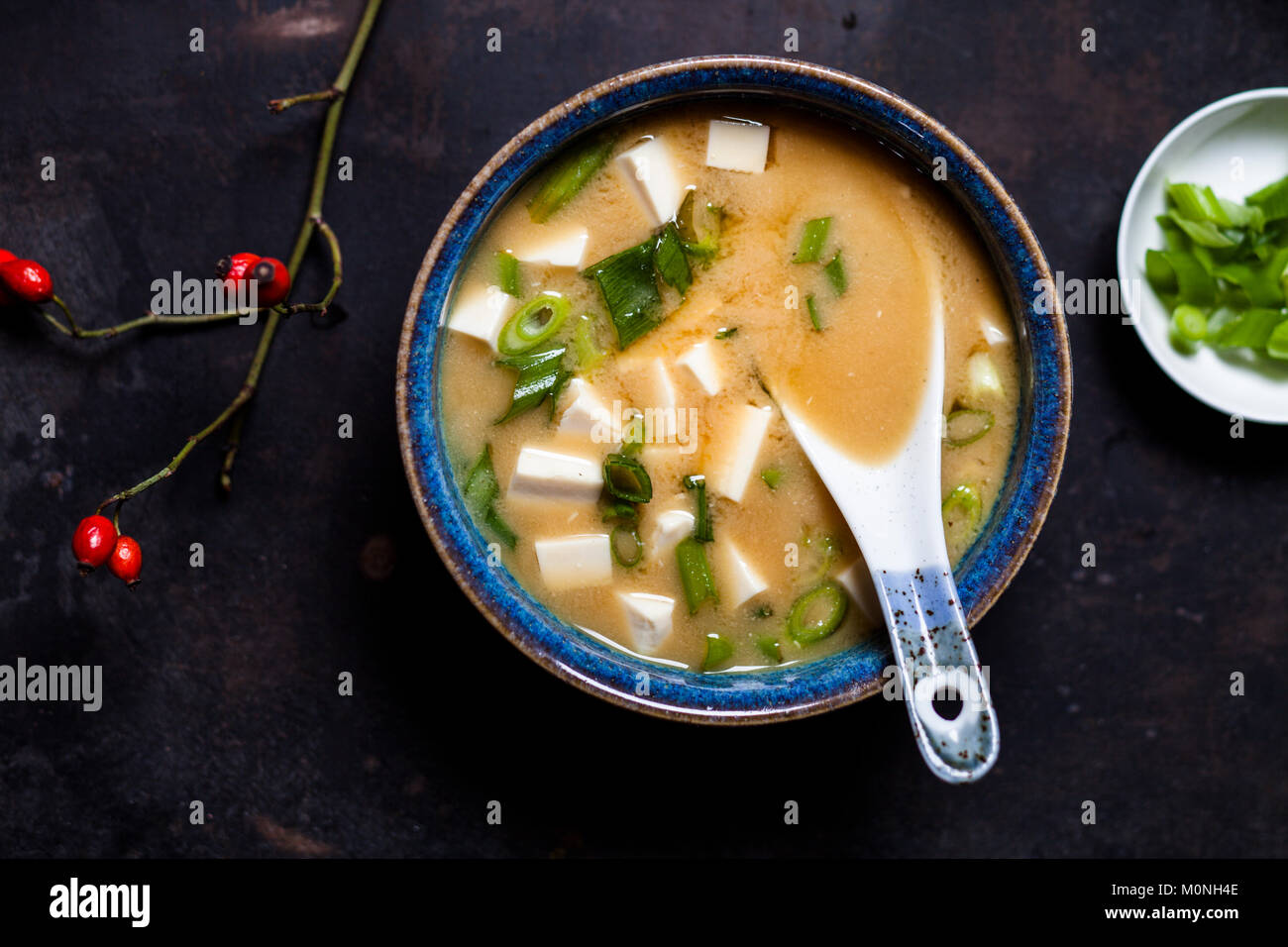 Zuppa di miso, tofu delicato, alghe wakame, cipolline Foto Stock