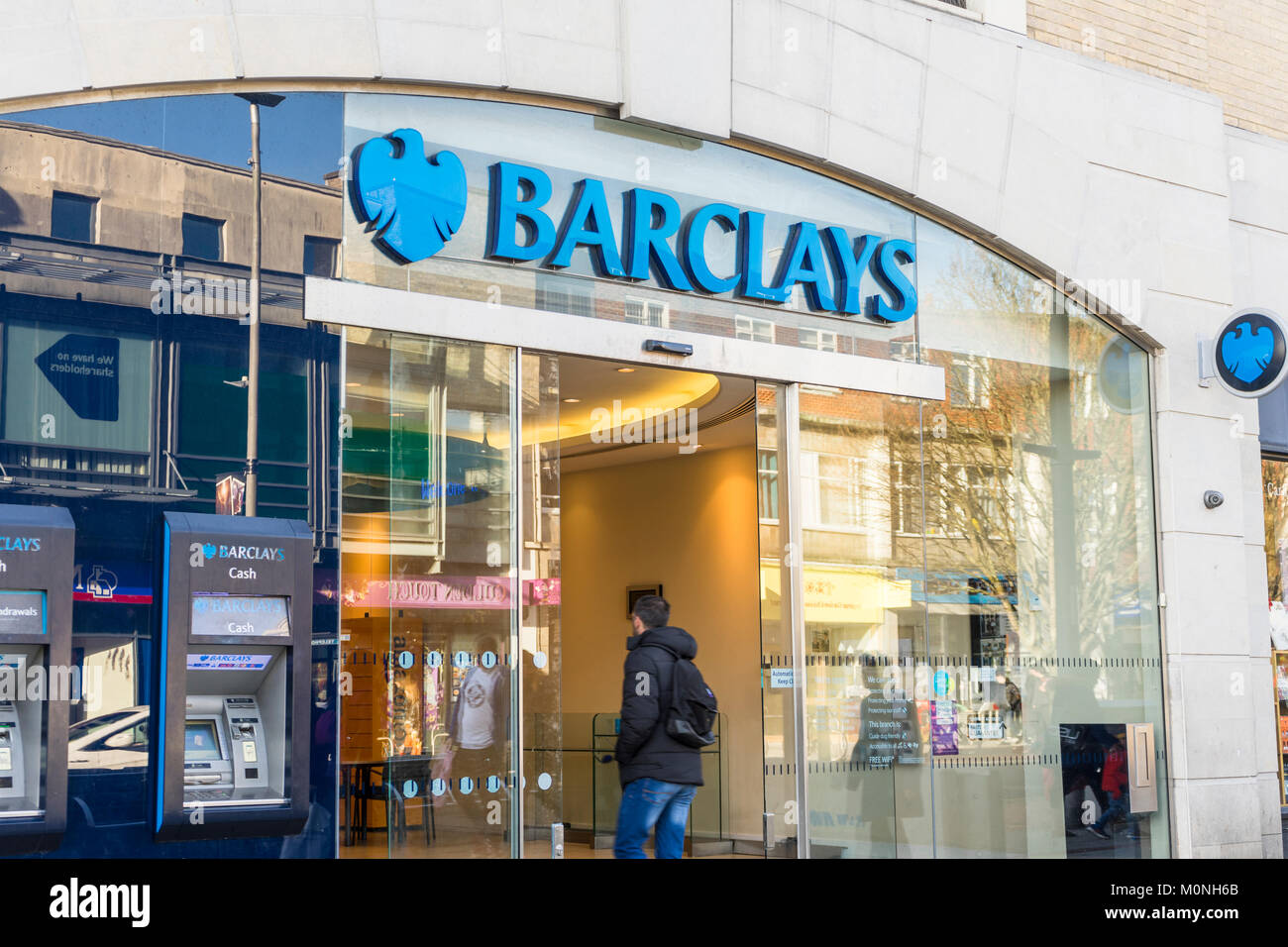 Una persona che entra a Barclays Bank ramo su un High Street in Inghilterra 2018, REGNO UNITO Foto Stock