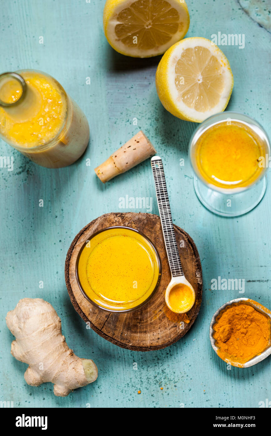 Detox drink, zenzero, limone e arancia con curcuma e peperoncino in polvere Foto Stock