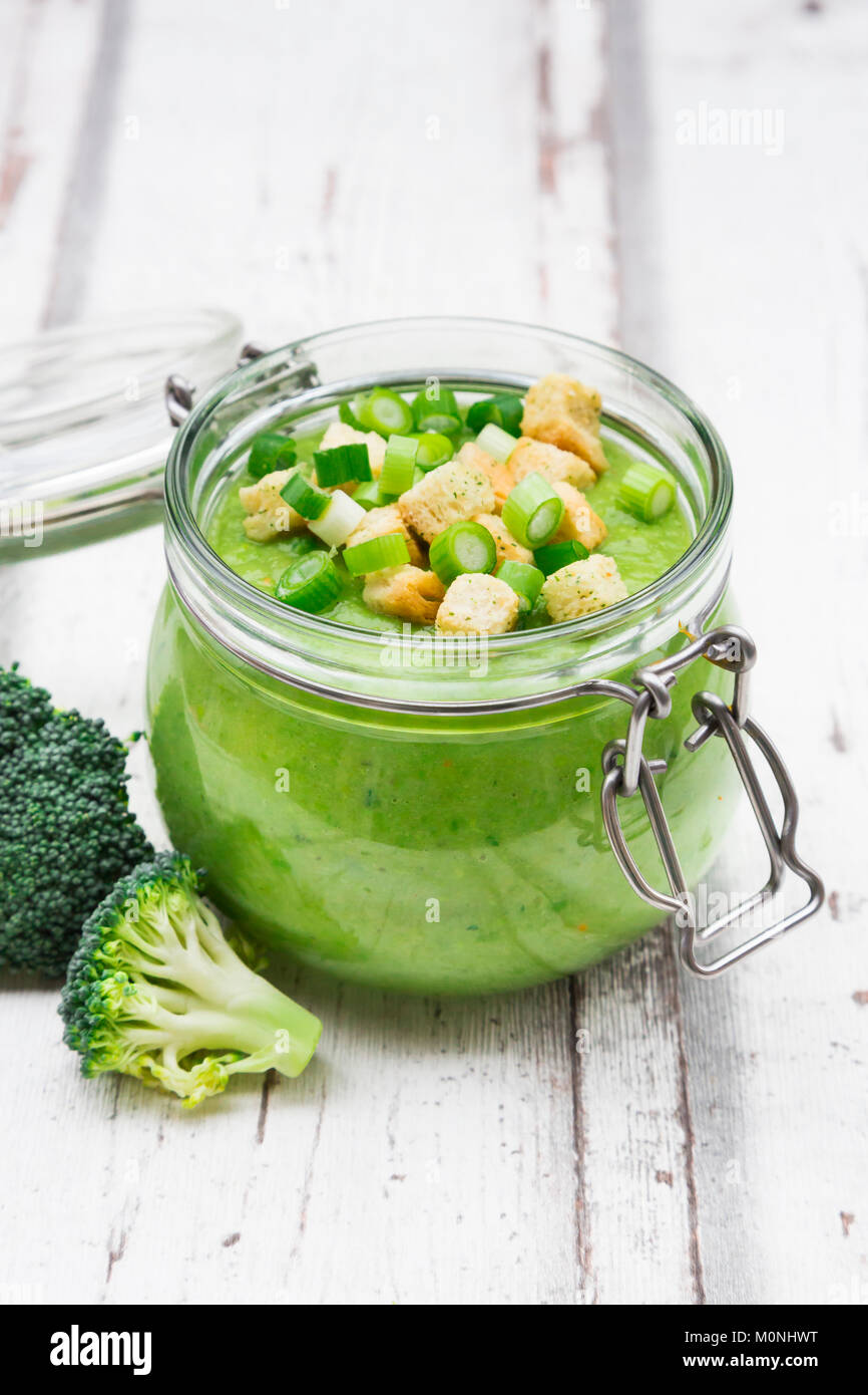 Zuppa di broccoli, crostini Foto Stock