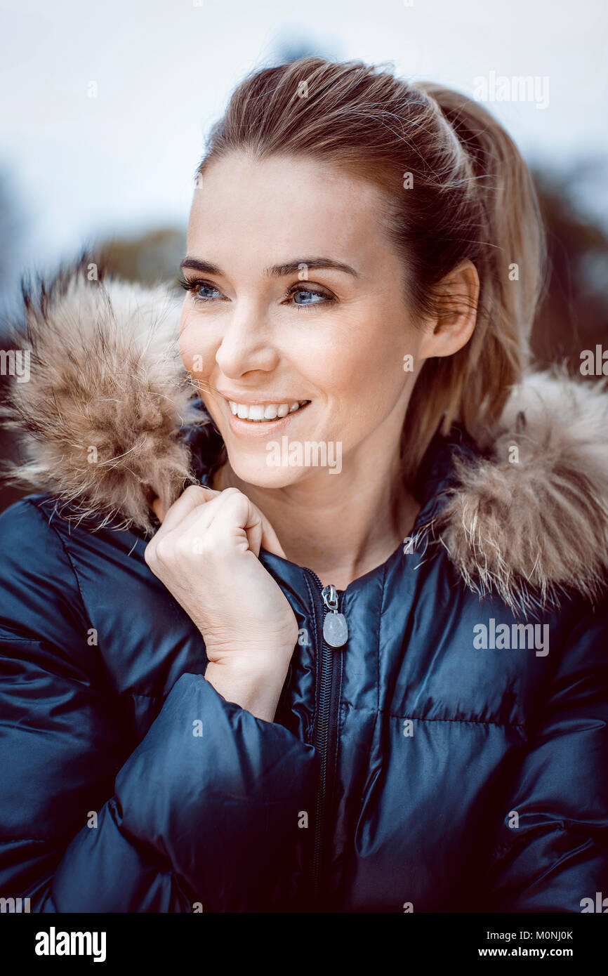 Ragazza in giacca invernale con collo di pelliccia immagini e fotografie  stock ad alta risoluzione - Alamy