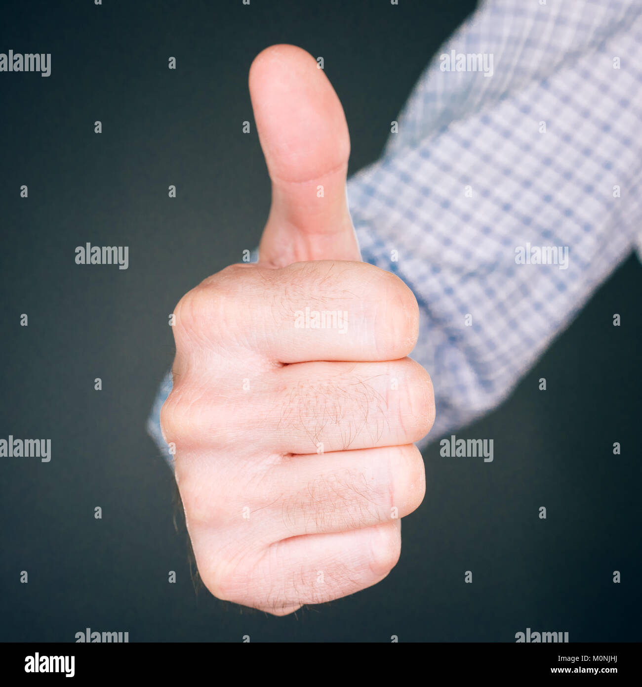 Simili e approvare la mano gesto con il pollice in alto, imprenditore accettazione di termini con la mimica Foto Stock