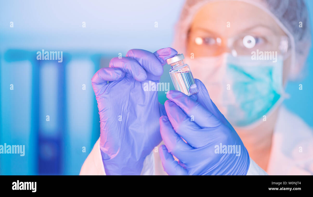 Medico analizzando sconosciuta vaccino MMR in ambulatorio medico ospedale Foto Stock