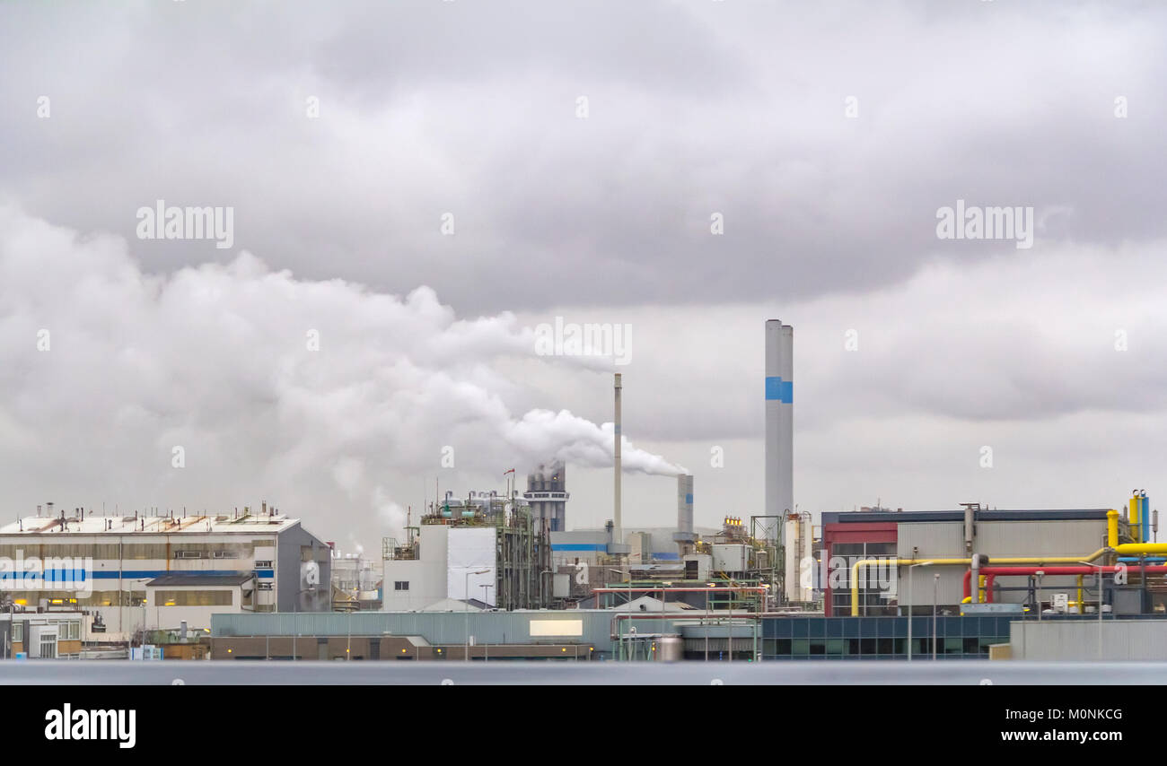 Industriale scenario stradale compresi i tessuti e le raffinerie Foto Stock