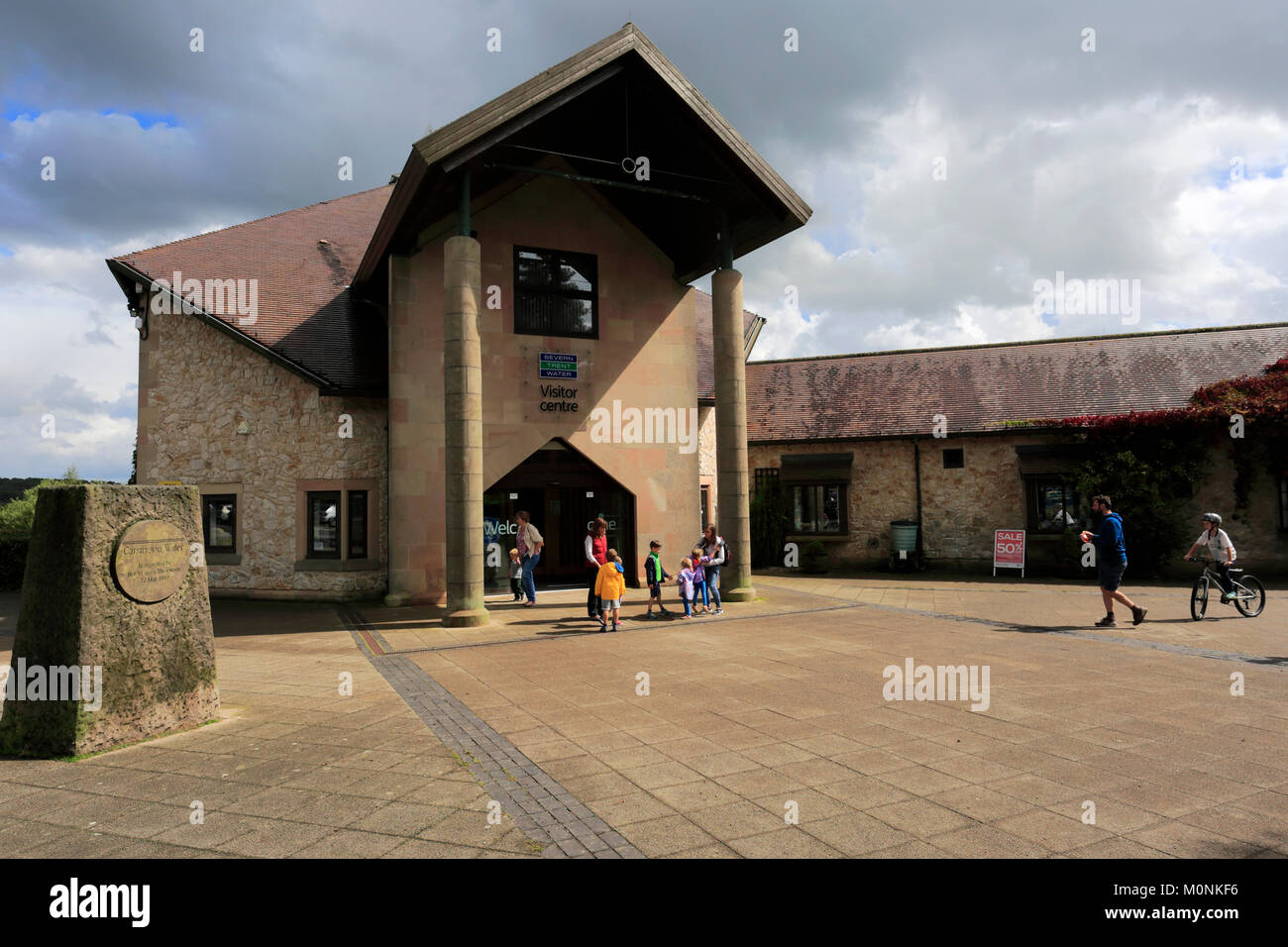 Il centro visitatori, Carsington serbatoio acqua, parco nazionale di Peak District; Derbyshire; Inghilterra; Regno Unito Foto Stock