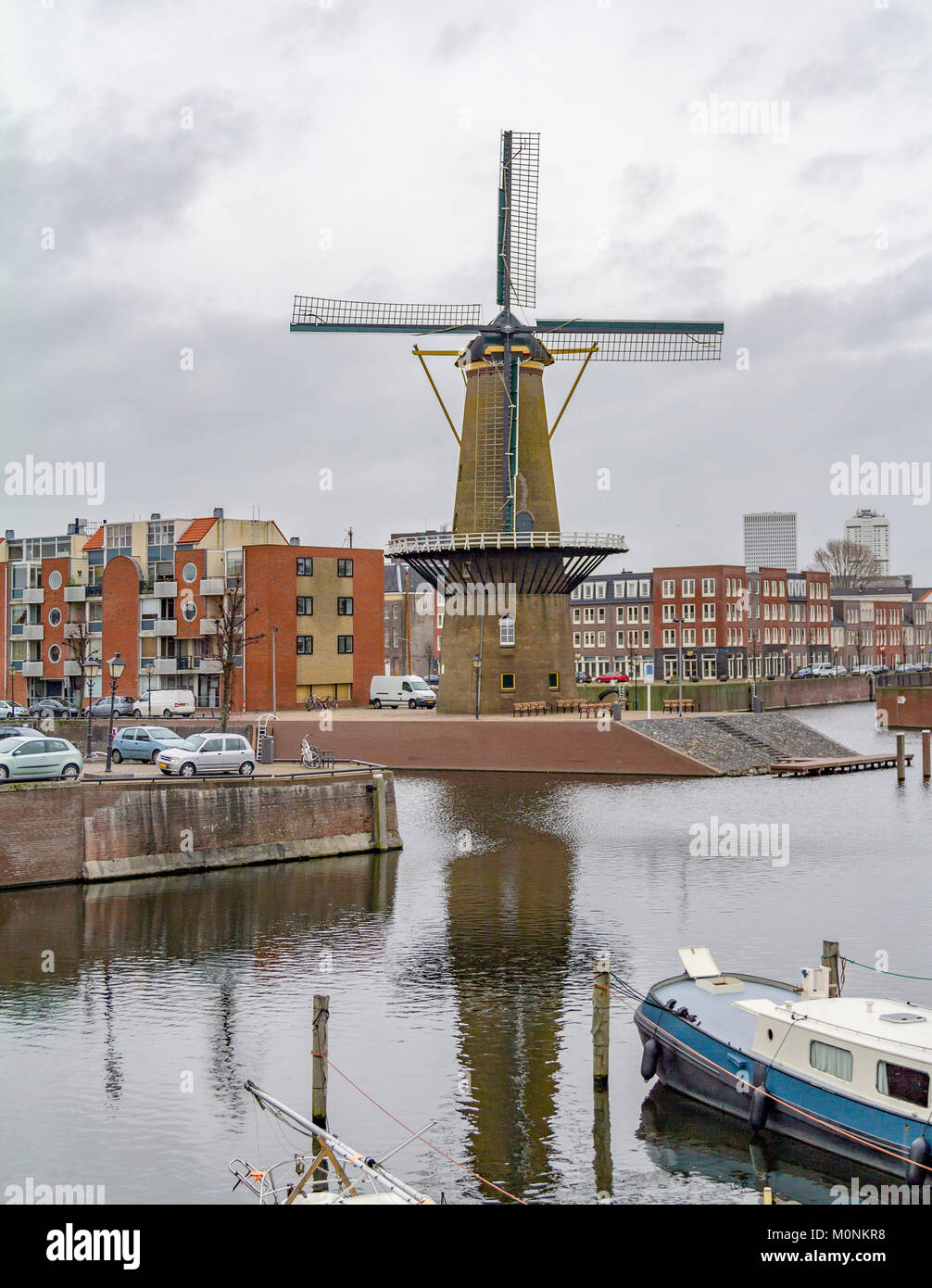 Paesaggio con mulino a vento storico intorno al vecchio porto di Rotterdam, una città in Paesi Bassi Foto Stock