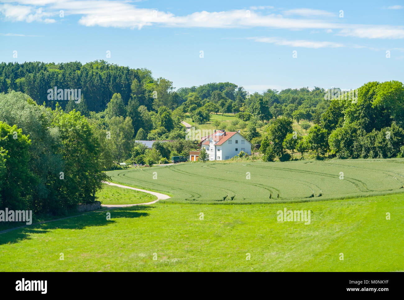 Sunny idilliaco paesaggio rurale con campi e prati e una casa abbandonata in Hohenlohe, un quartiere a sud della Germania in estate Foto Stock