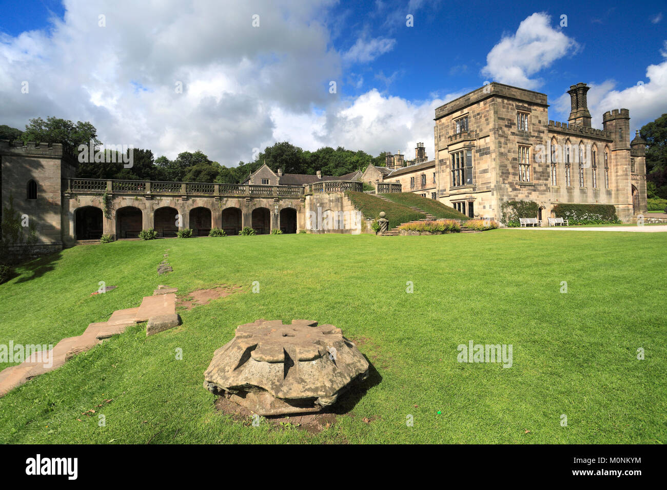 Estate, Ilam Hall nel villaggio di Ilam, Staffordshire, England, Regno Unito Foto Stock