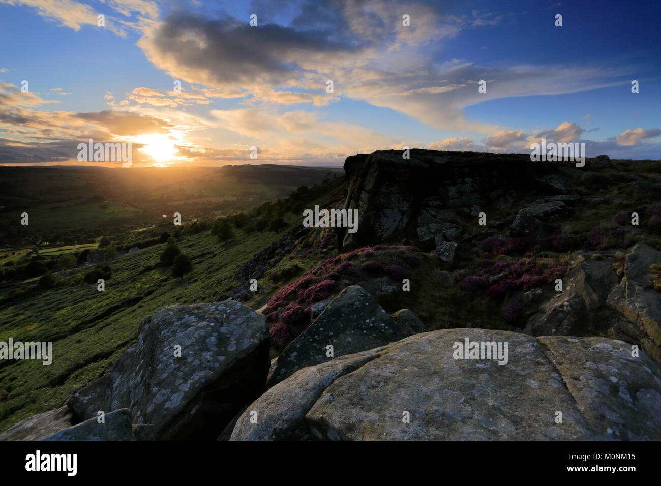 Tramonto sul bordo Curbar, Parco Nazionale di Peak District, Derbyshire, England, Regno Unito Foto Stock
