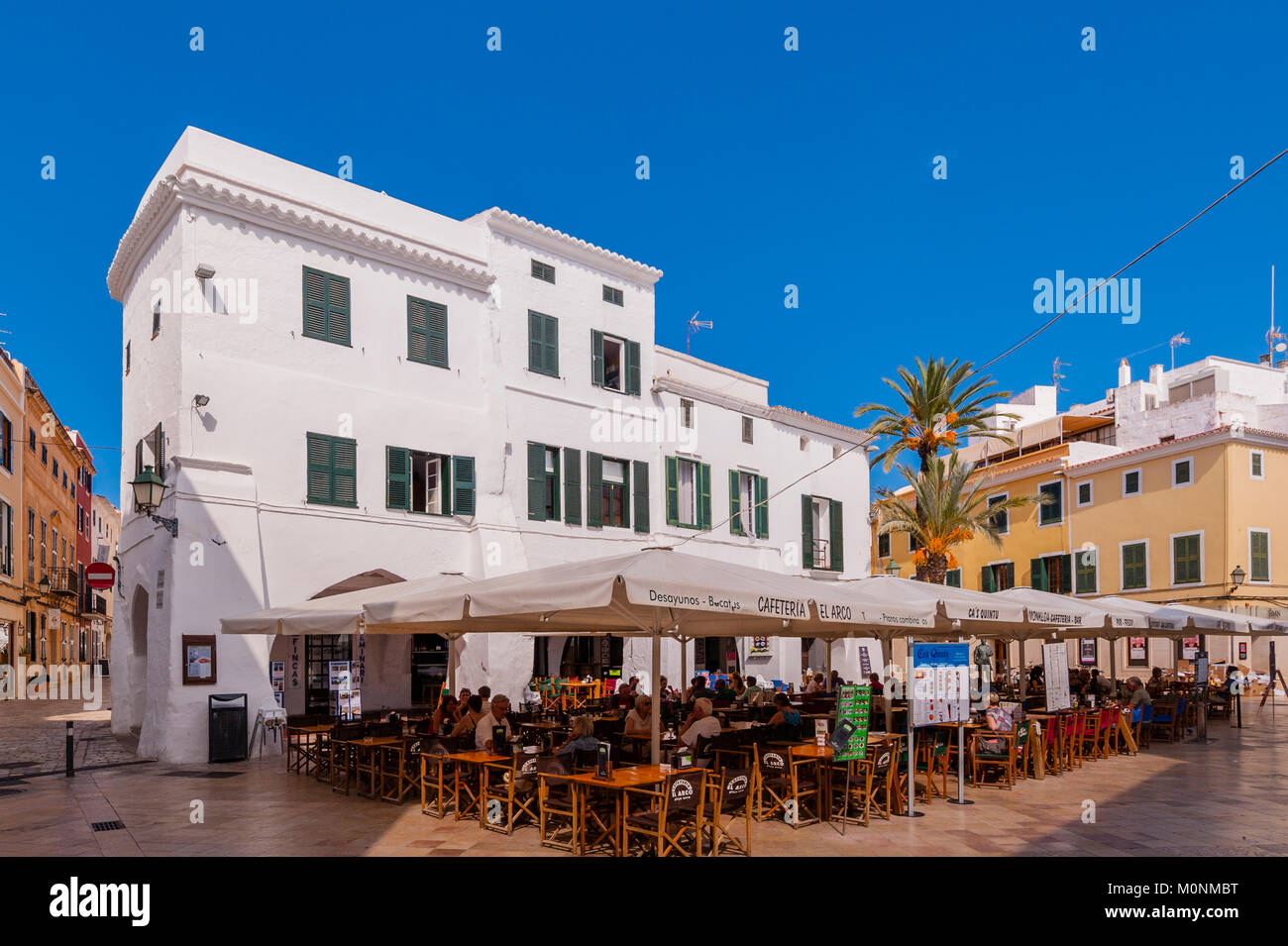 La gente seduta al di fuori di un cafe bar in Ciutadella de Menorca , Minorca , Isole Baleari , Spagna Foto Stock