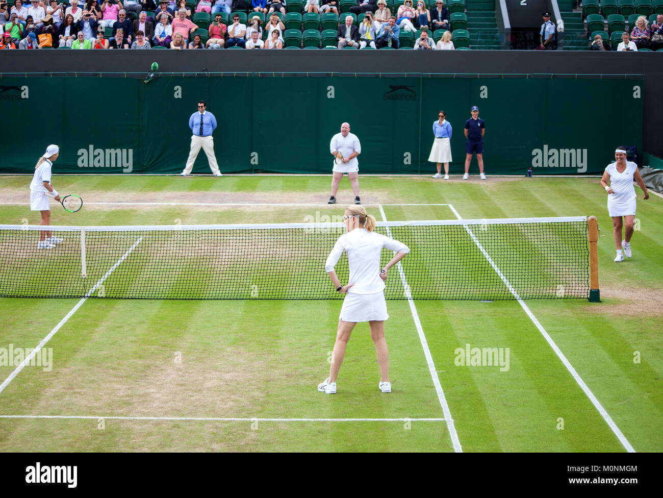 Kim Clijsters invito raddoppia invita Chris Quinn dagli spettatori che gli danno una gonna da indossare. Foto Stock