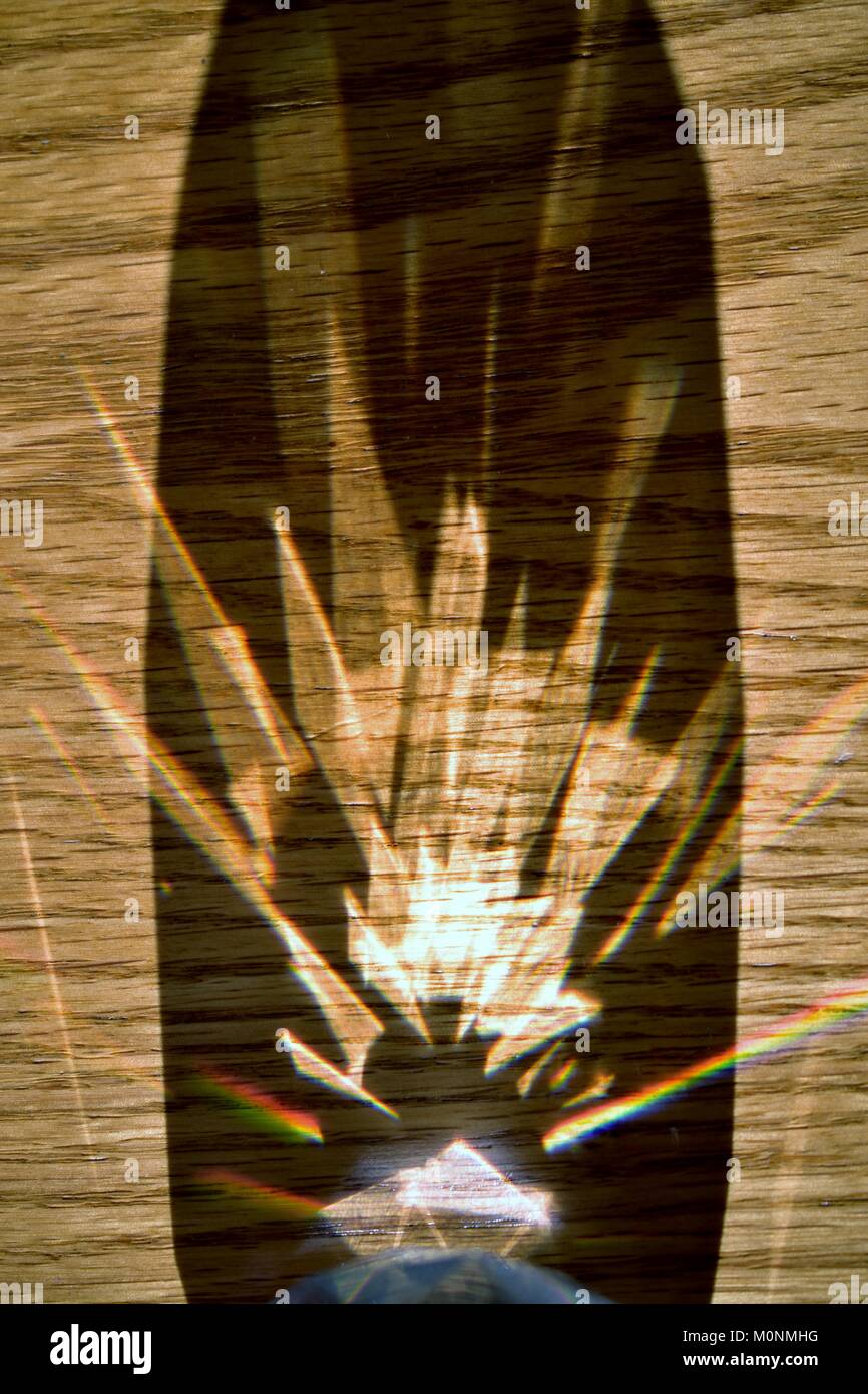 Aveva un cristallo seduto al sole sul mio tavolo da pranzo. Appena guardato raffreddare con l'ombra. Prese su gennaio 21, 2018 a 2:10 PM. Foto Stock