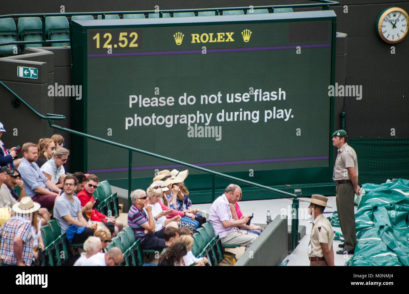 Schermo del tribunale di Wimbledon "si prega di non utilizzare la fotografia in flash durante il gioco" Foto Stock