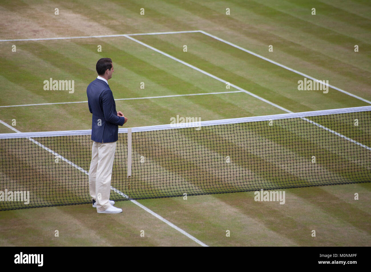 L'umpire lancia una moneta, all'inizio della partita femminile doppia, Centre Court Wimbledon tennis Championship 2017, Londra, Inghilterra, Regno Unito Foto Stock