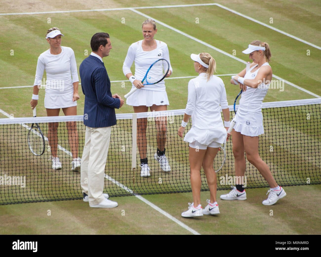 Kim Clijsters invito raddoppia invita Chris Quinn dagli spettatori che gli danno una gonna da indossare. Foto Stock