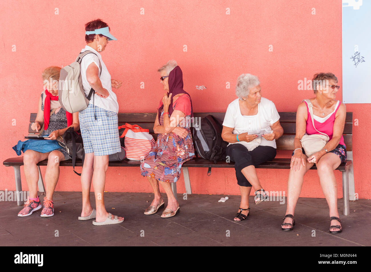 Le persone in attesa di un autobus alla stazione degli autobus in Mahon , Minorca , Isole Baleari , Spagna Foto Stock