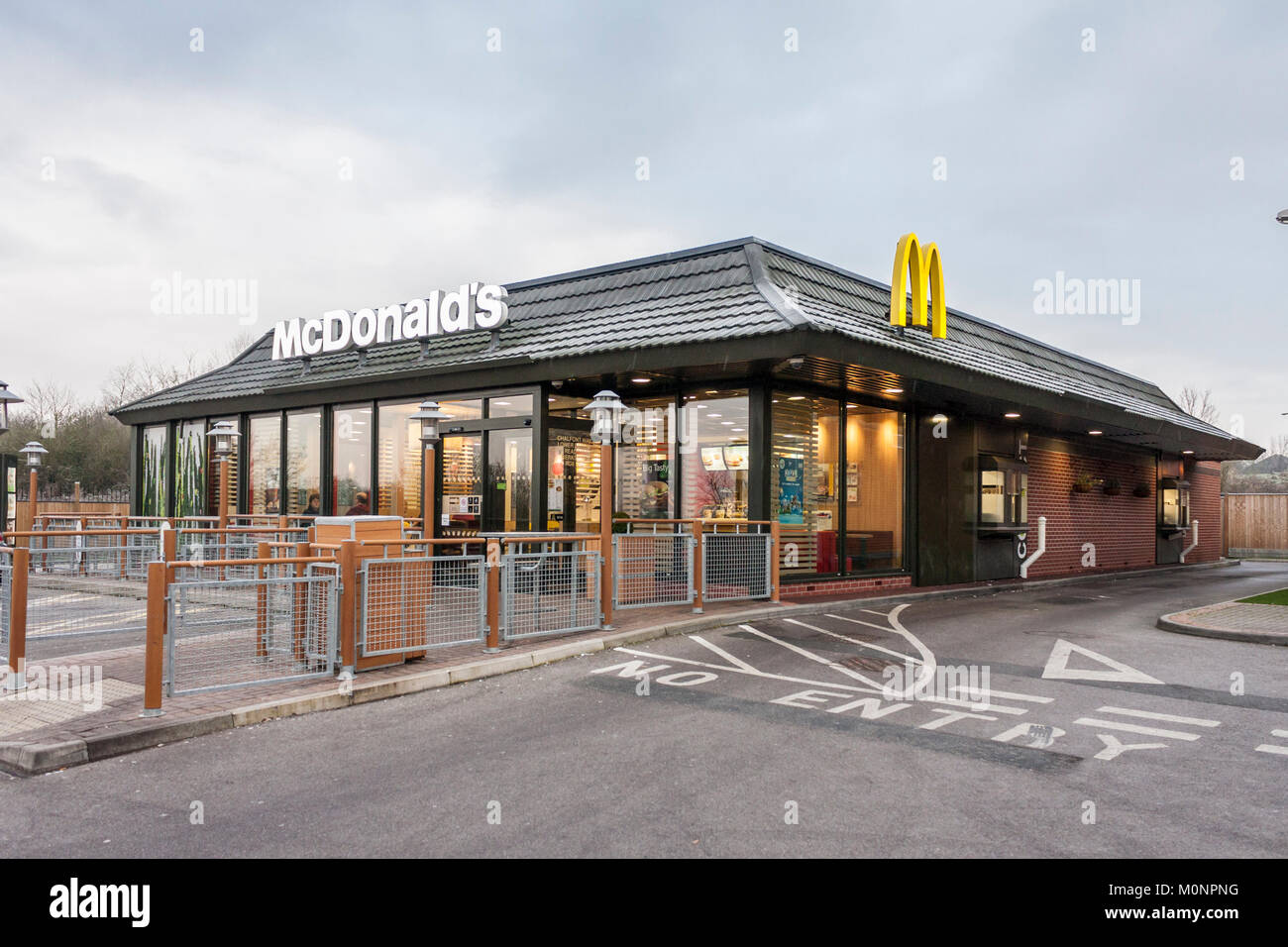 Ristorante McDonalds drive esterno passante Reading, Berkshire, Inghilterra, GB, Regno Unito Foto Stock