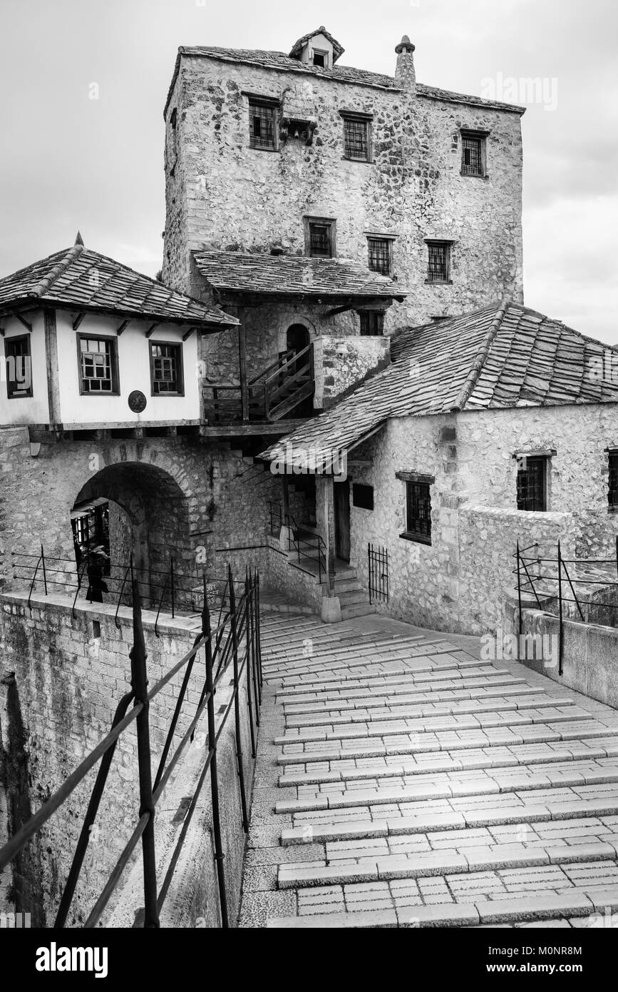 Visualizza in basso la strada dal ponte di Mostar, Mostar Bosnia Foto Stock