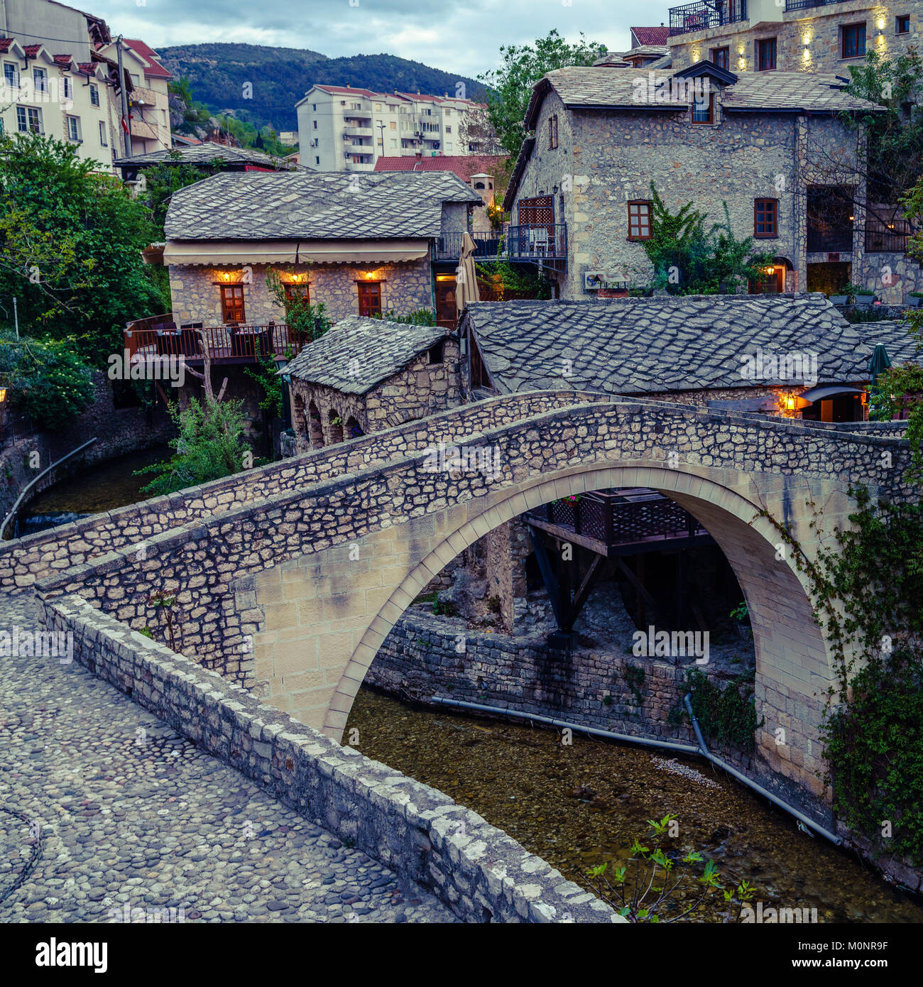 Un ponte pedonale nella parte vecchia della città di Mostar in Bosnia Erzegovina Foto Stock