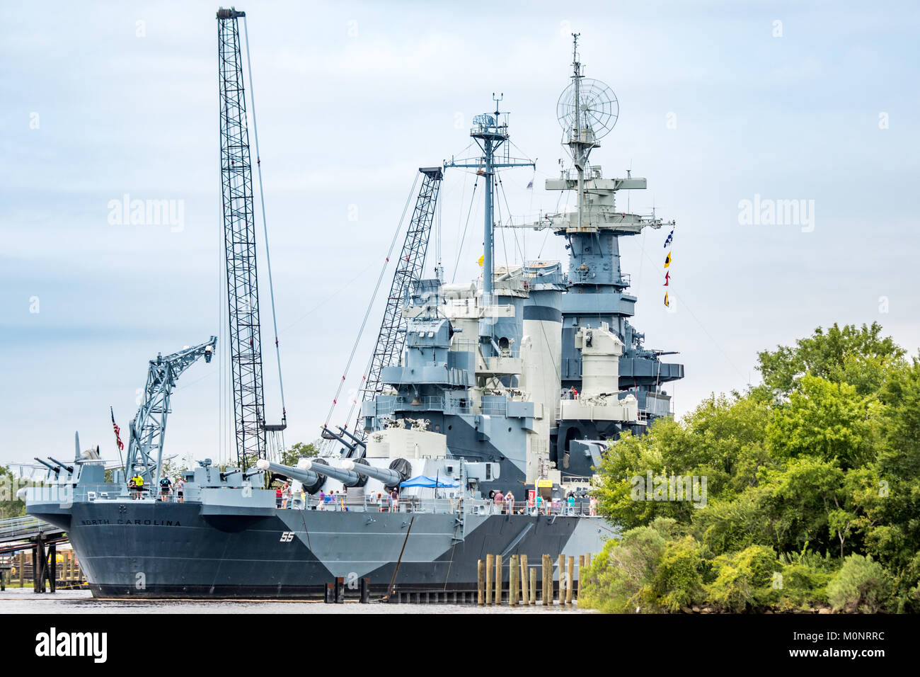 Ormeggiata presso il Cape Fear in Wilmington, Carolina del Nord, il potente USS North Carolina attende turistiche e i locali per raggiungere a piedi il suo deck Foto Stock