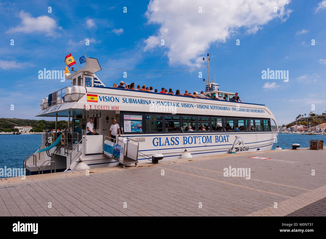 Gite in barca sulla barca dal fondo di vetro al Porto di Mahon , Minorca , Isole Baleari , Spagna Foto Stock