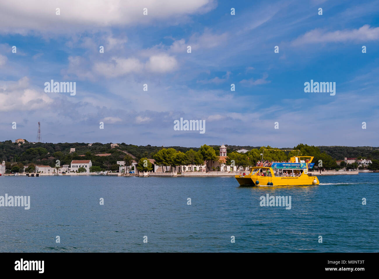 Gite in barca sulla barca dal fondo di vetro al Porto di Mahon , Minorca , Isole Baleari , Spagna Foto Stock