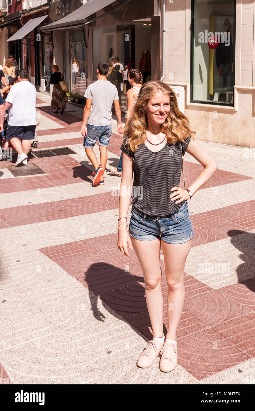 Una ragazza in posa per una foto in , Mahon Minorca , Isole Baleari , Spagna Foto Stock