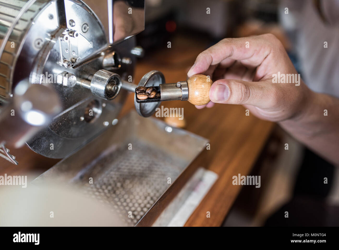 La tostatura del caffè, la tostatura del caffè Foto Stock