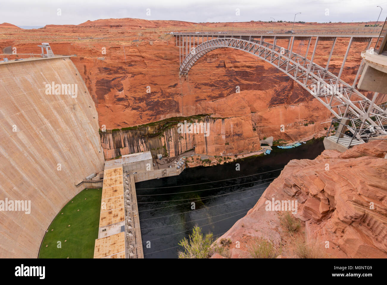 Il Glen Canyon Dam, Glen Canyon Dam Bridge e il Lago Powell vicino a pagina, Arizona. Foto Stock