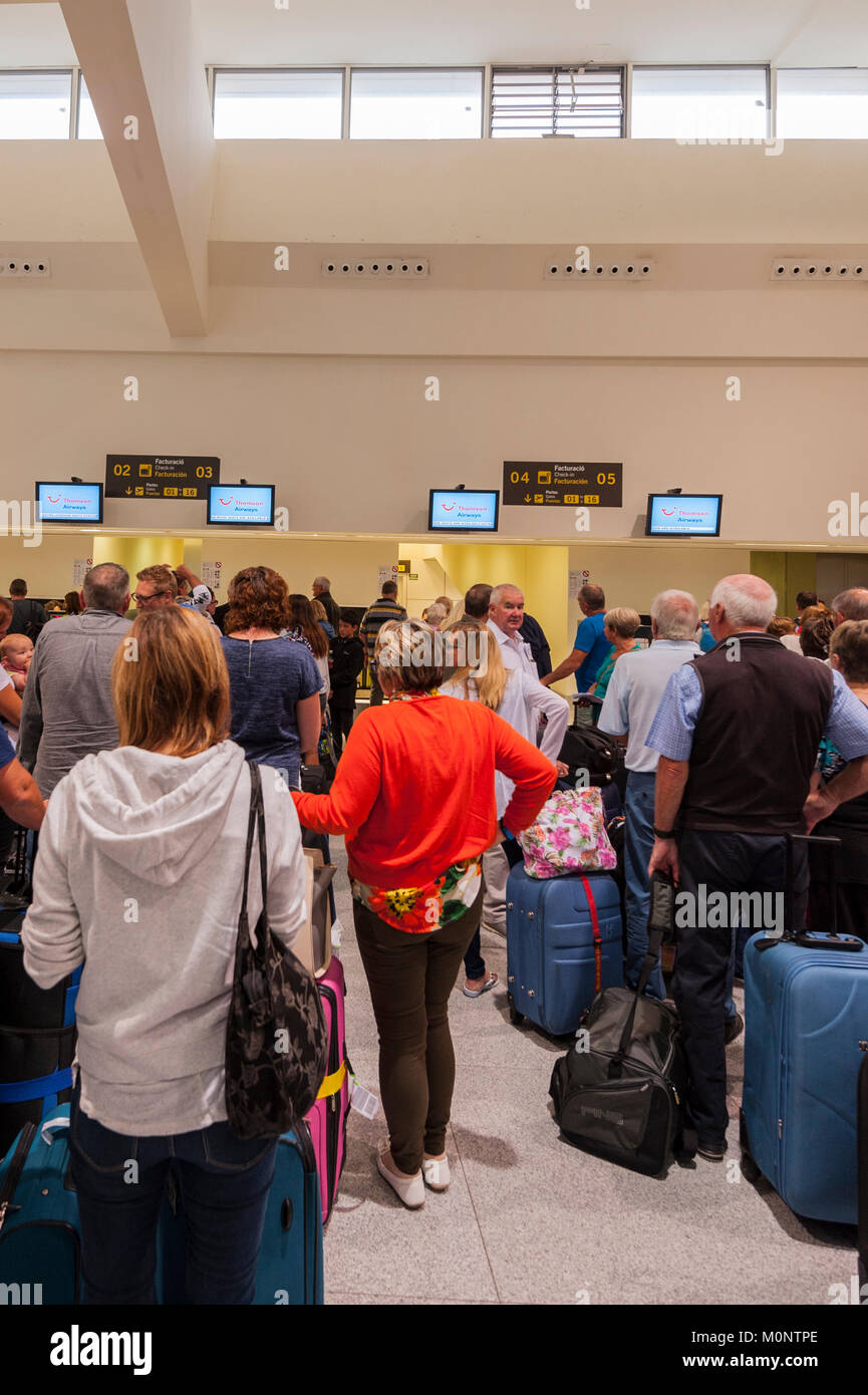 Persone in attesa all'aeroporto di Mahon , Minorca , Isole Baleari , Spagna Foto Stock