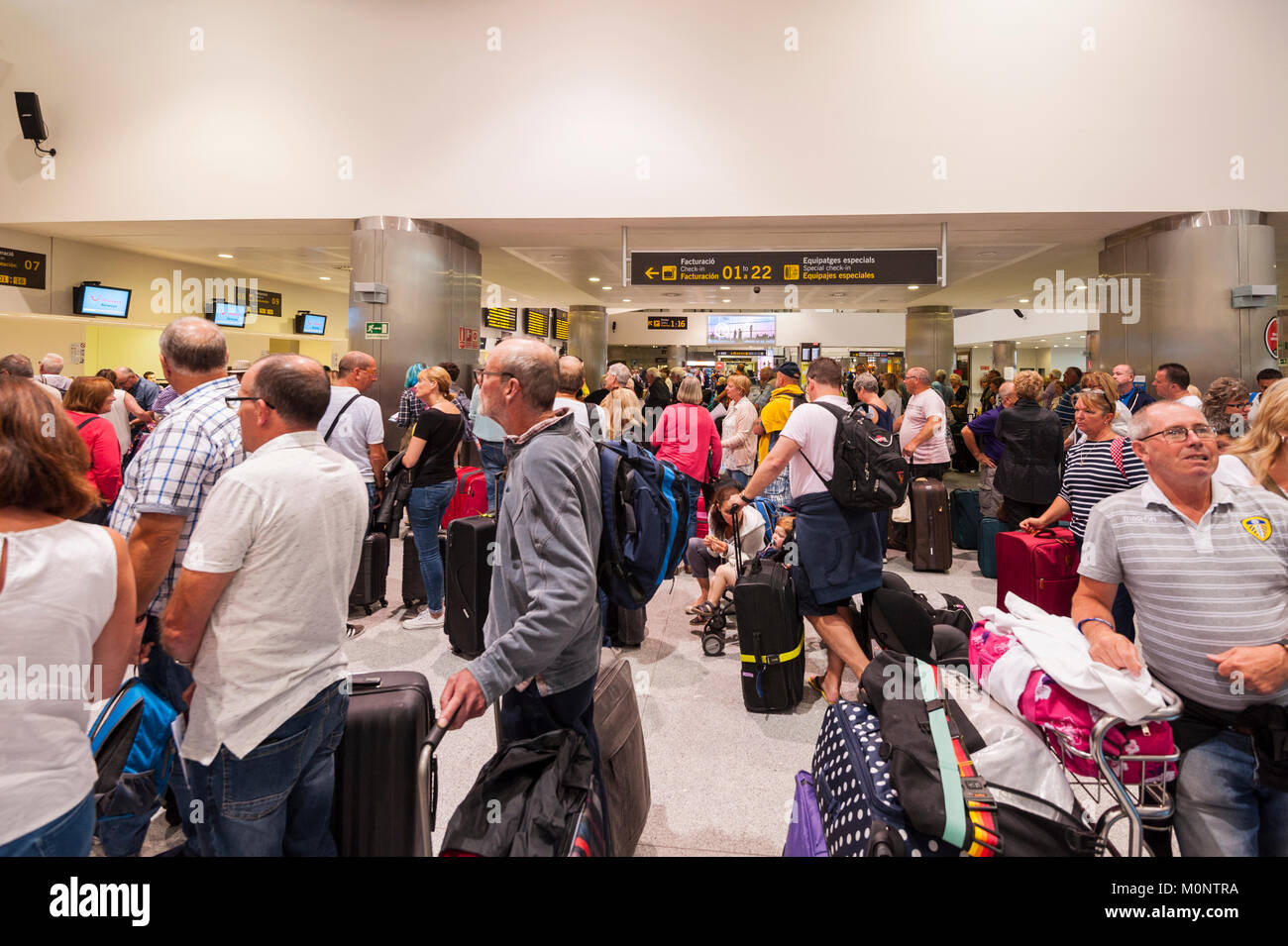 Persone in attesa all'aeroporto di Mahon , Minorca , Isole Baleari , Spagna Foto Stock