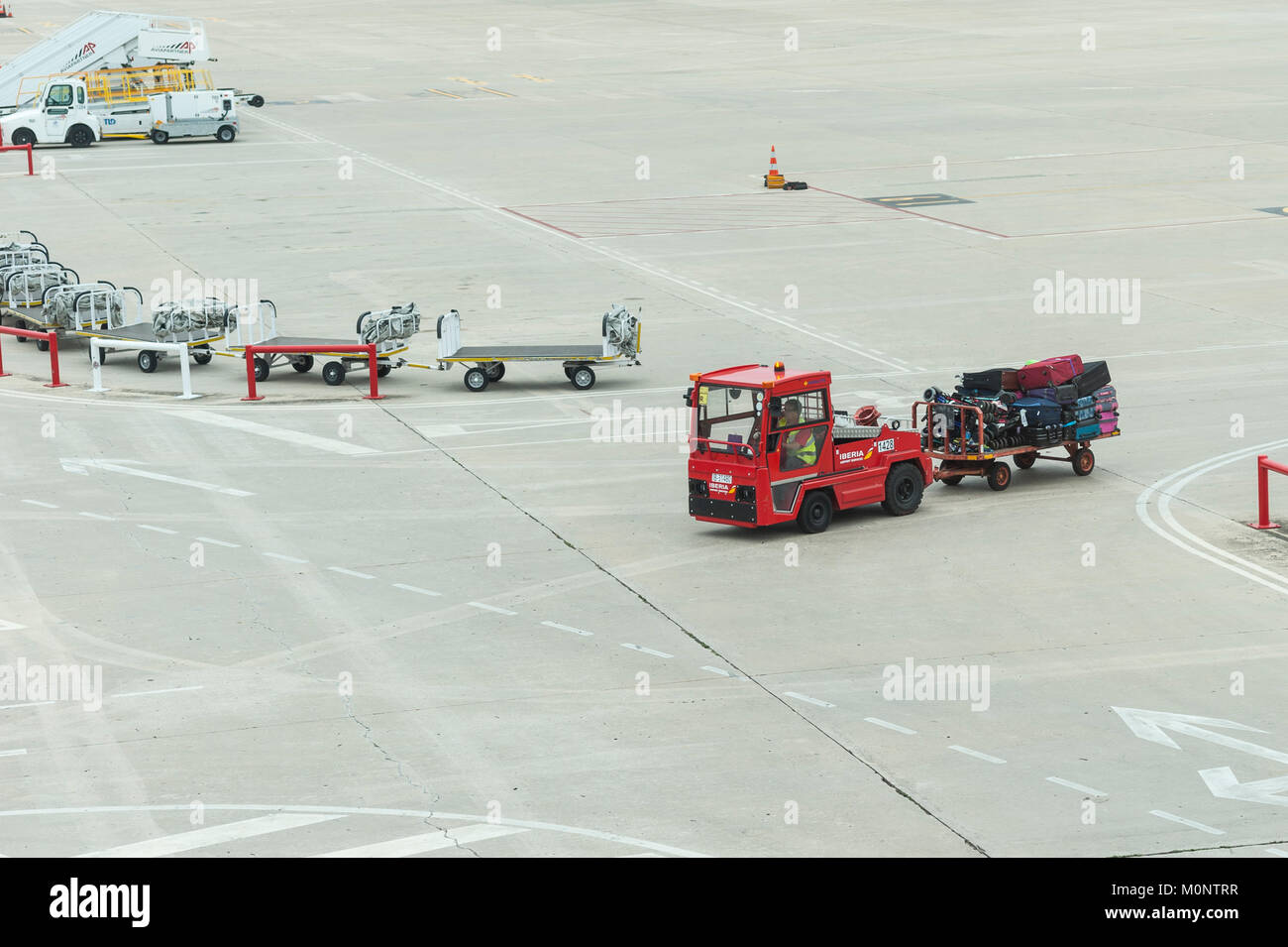 Valigie per essere trasportati da un piano all'aeroporto di Mahon , Minorca , Isole Baleari , Spagna Foto Stock