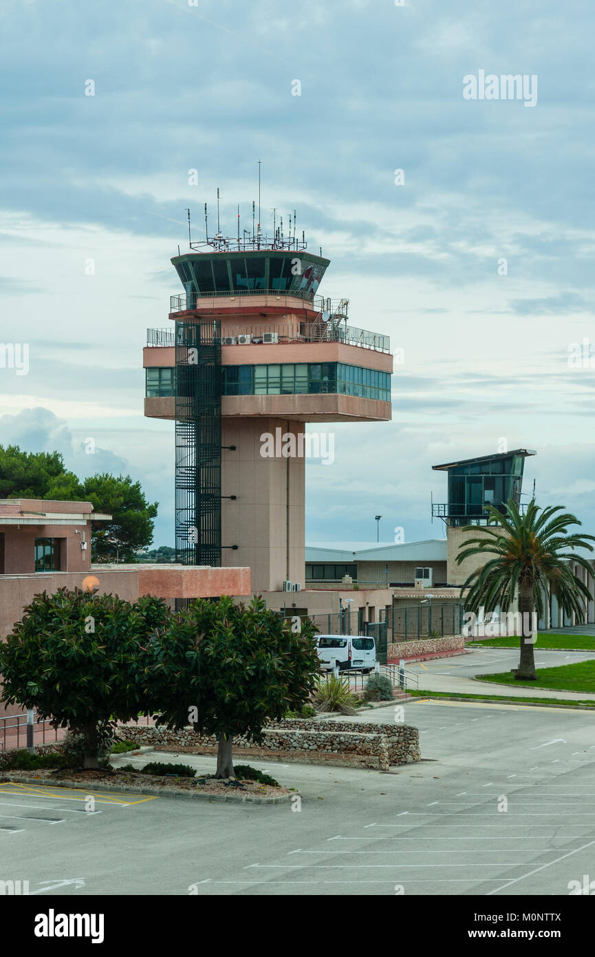 Il sistema di controllo del traffico aereo torre presso l'aeroporto di Mahon , Minorca , Isole Baleari , Spagna Foto Stock