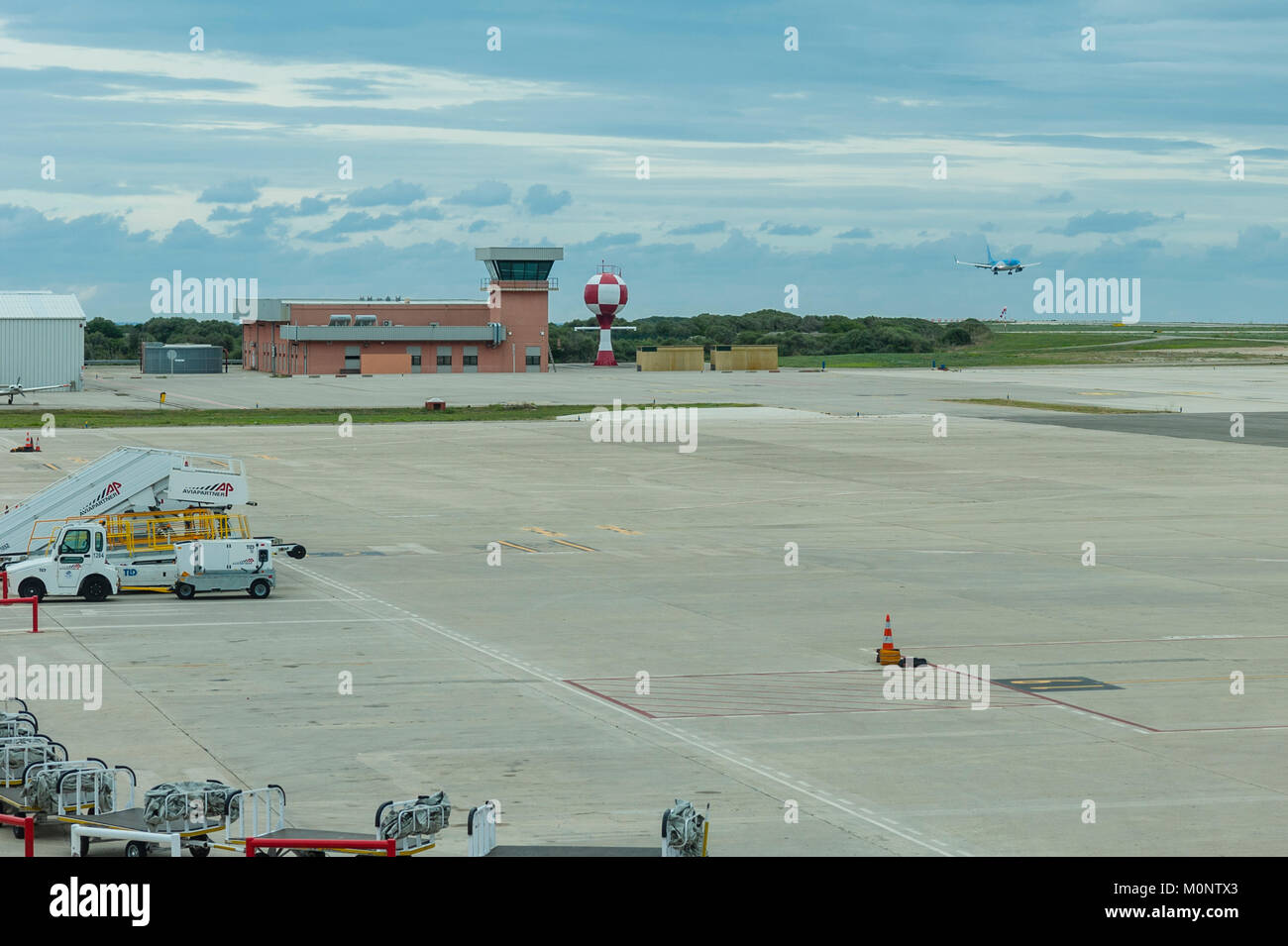 Un piano che arrivano all'aeroporto di Mahon , Minorca , Isole Baleari , Spagna Foto Stock