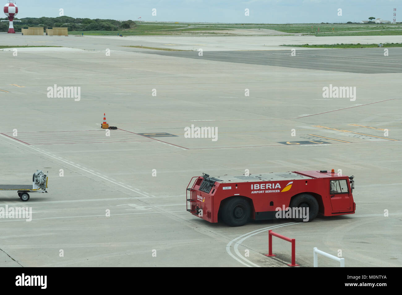 Un aeroporto a spinta carrello all'aeroporto di Mahon , Minorca , Isole Baleari , Spagna Foto Stock