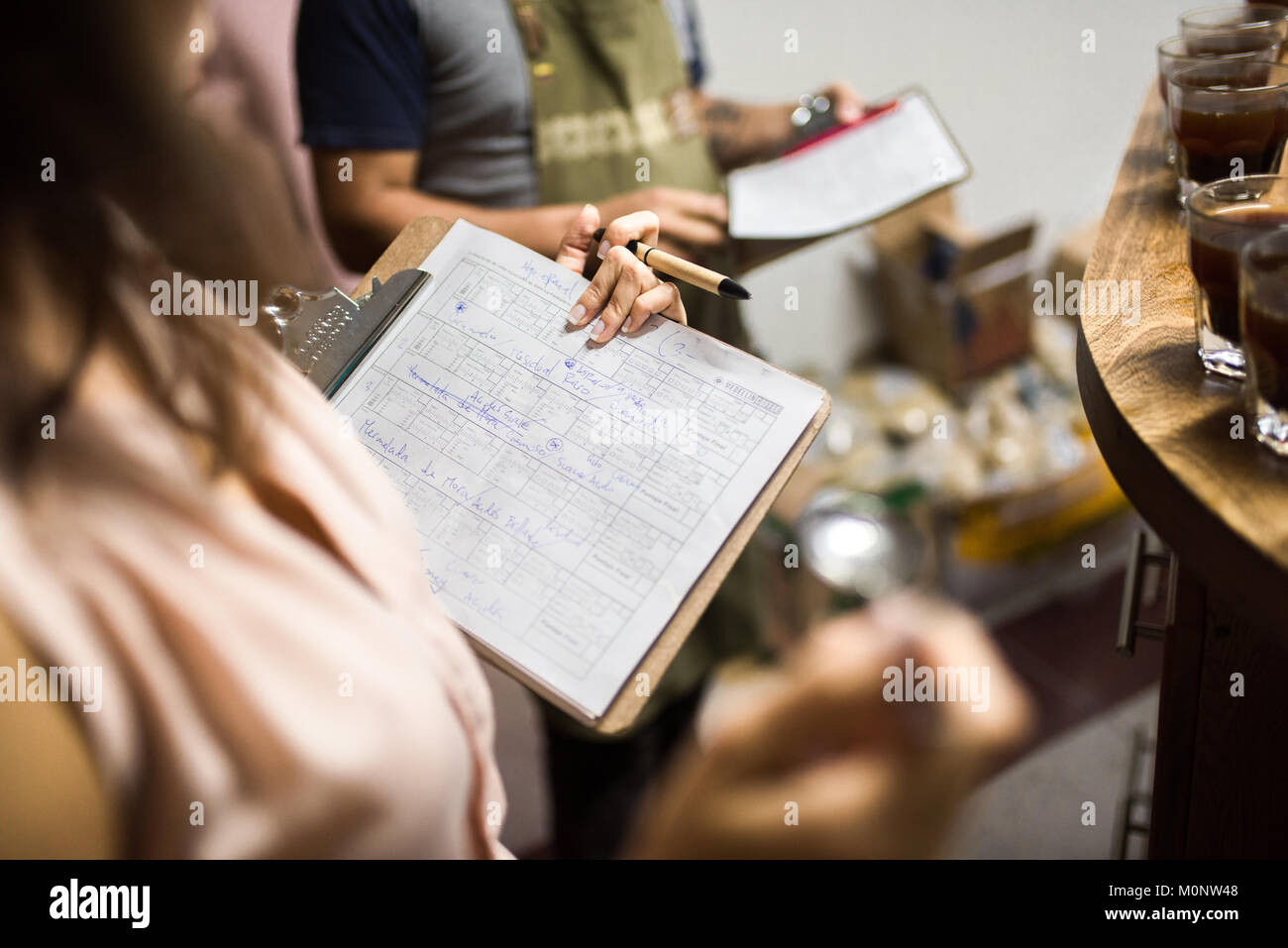 La tostatura del caffè, la tostatura del caffè Foto Stock