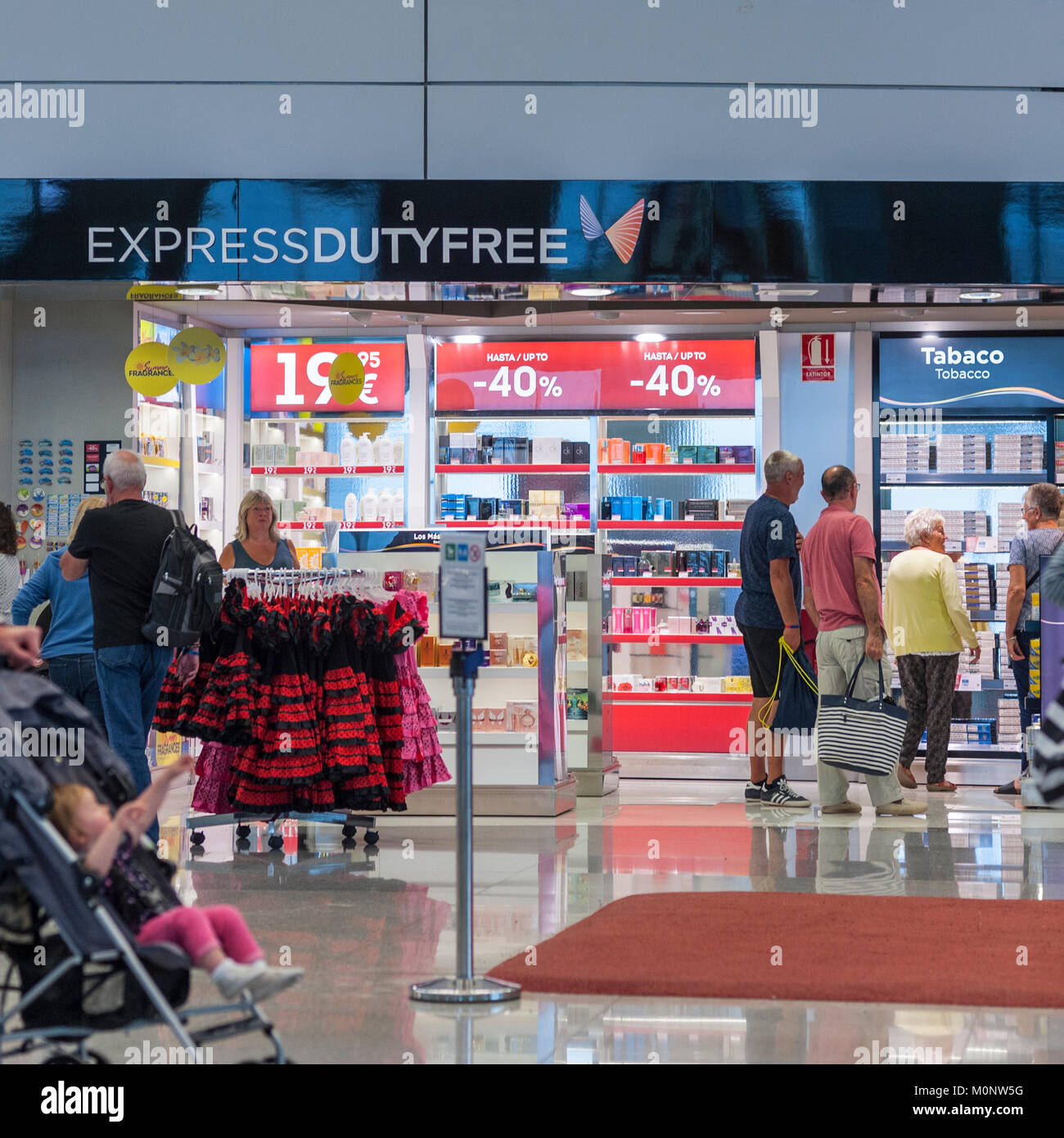 Persone che acquistano duty free stuff all aeroporto di Mahon , Minorca , Isole Baleari , Spagna Foto Stock