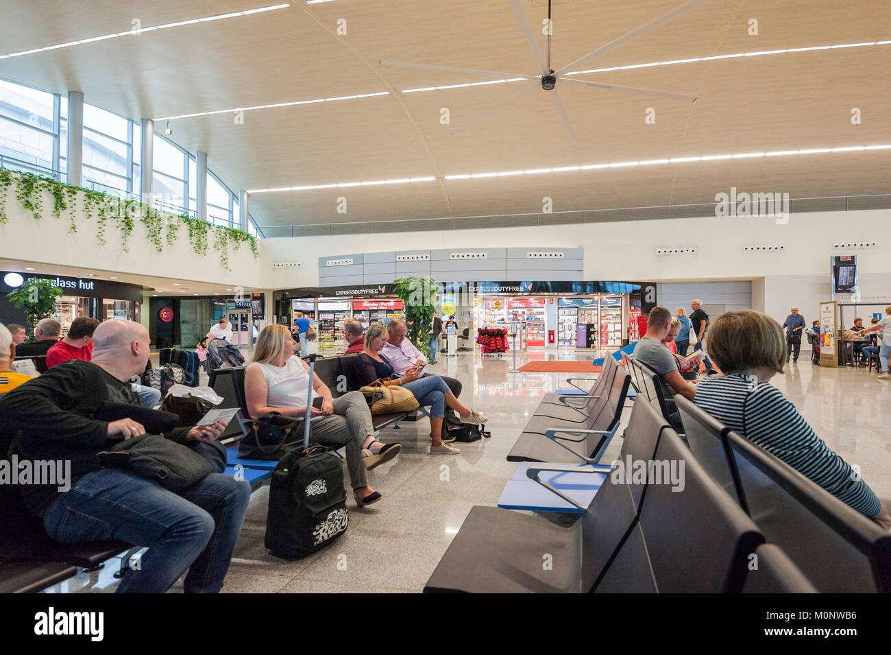 La gente in una partenza lounge all'aeroporto di Mahon , Minorca , Isole Baleari , Spagna Foto Stock