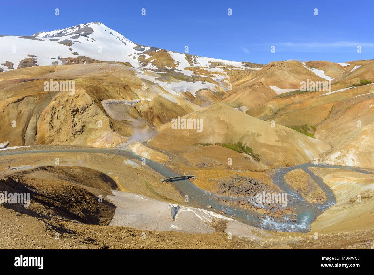 Montare Maenir sorge sopra la primavera calda area di Hveradalir,Kerlingarfjöll,Suðurland,Islanda Foto Stock