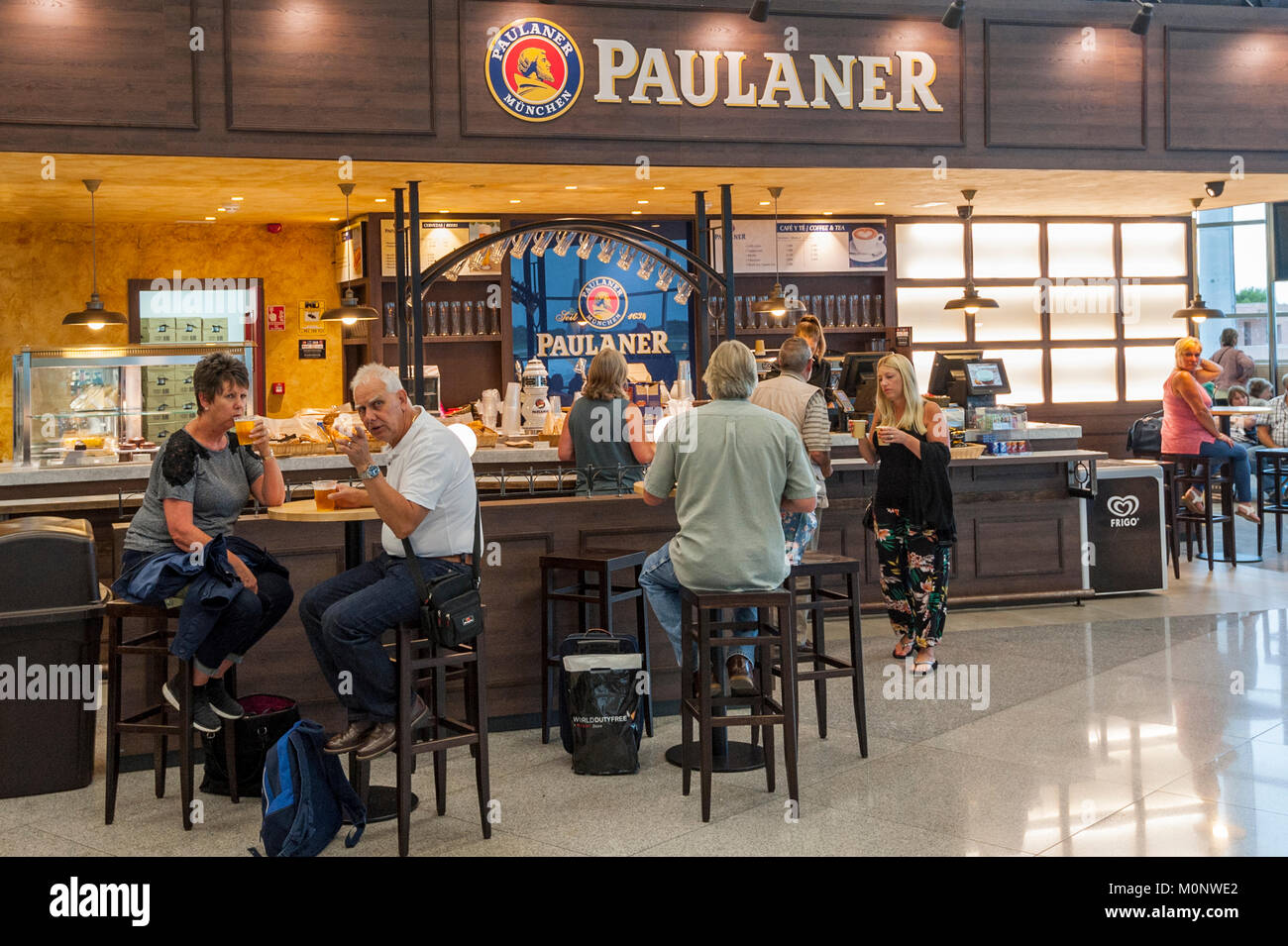La gente in una partenza lounge all'aeroporto di Mahon , Minorca , Isole Baleari , Spagna Foto Stock