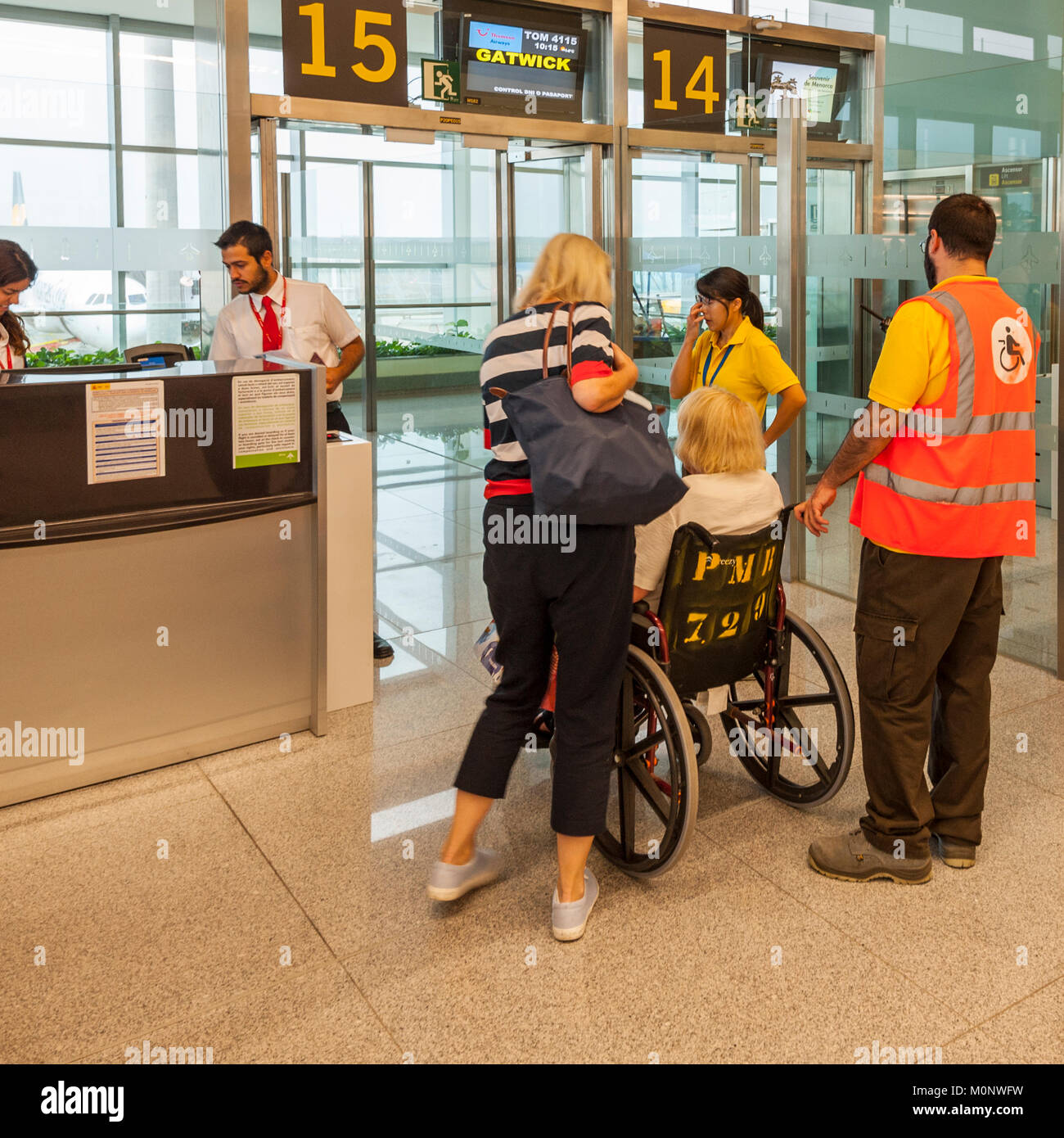 Un passeggero disabile in un lounge di partenza all'aeroporto di Mahon , Minorca , Isole Baleari , Spagna Foto Stock