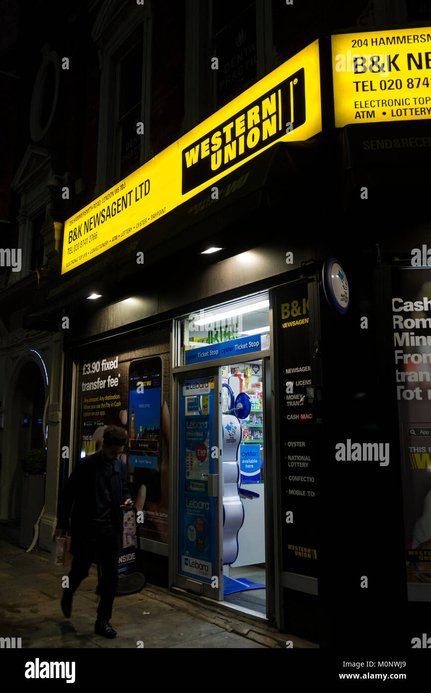Trasferimento di denaro di Western Union e paypoint segnaletica e il logo di notte Foto Stock