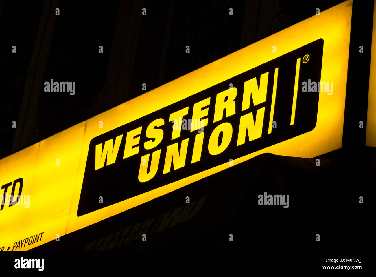 Trasferimento di denaro di Western Union e paypoint segnaletica e il logo di notte Foto Stock