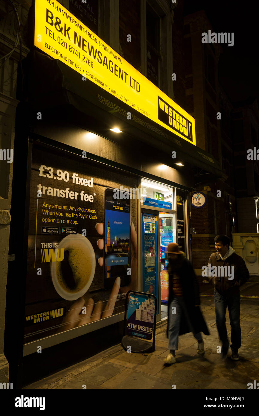 Trasferimento di denaro di Western Union e paypoint segnaletica e il logo di notte Foto Stock