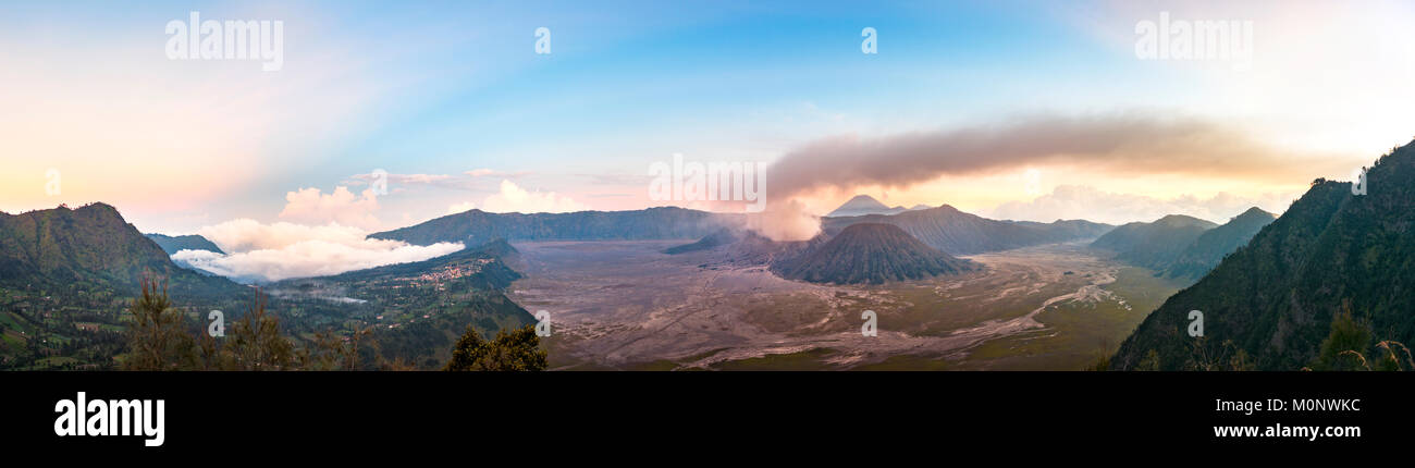 Caldera Tengger,vista Cermo Lawang village e vulcani al tramonto,fumatori vulcano Gunung Bromo,con Mt. Batok,Mt. Kursi, Foto Stock