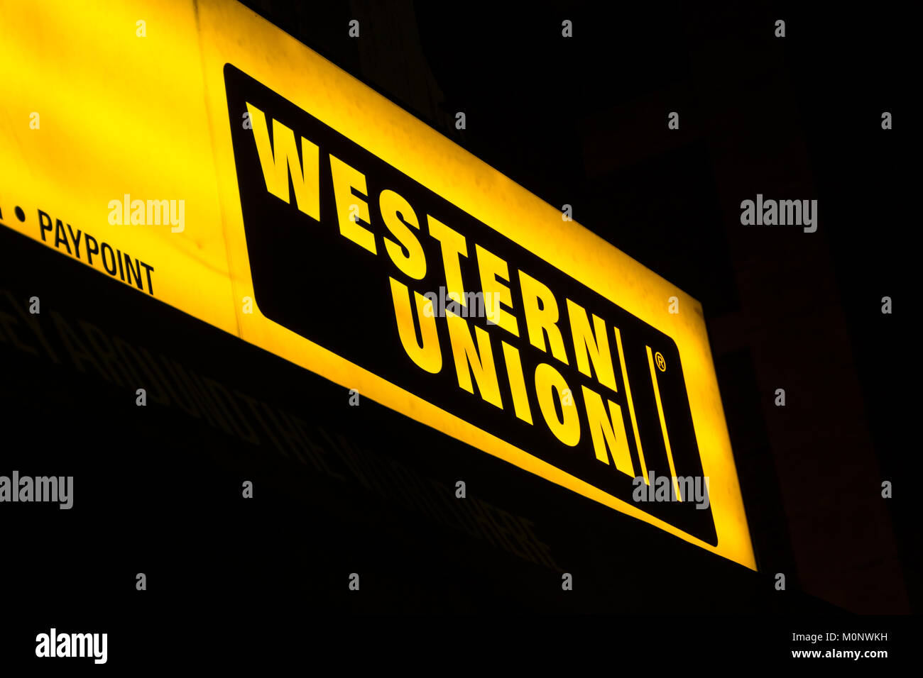 Trasferimento di denaro di Western Union e paypoint segnaletica e il logo di notte Foto Stock