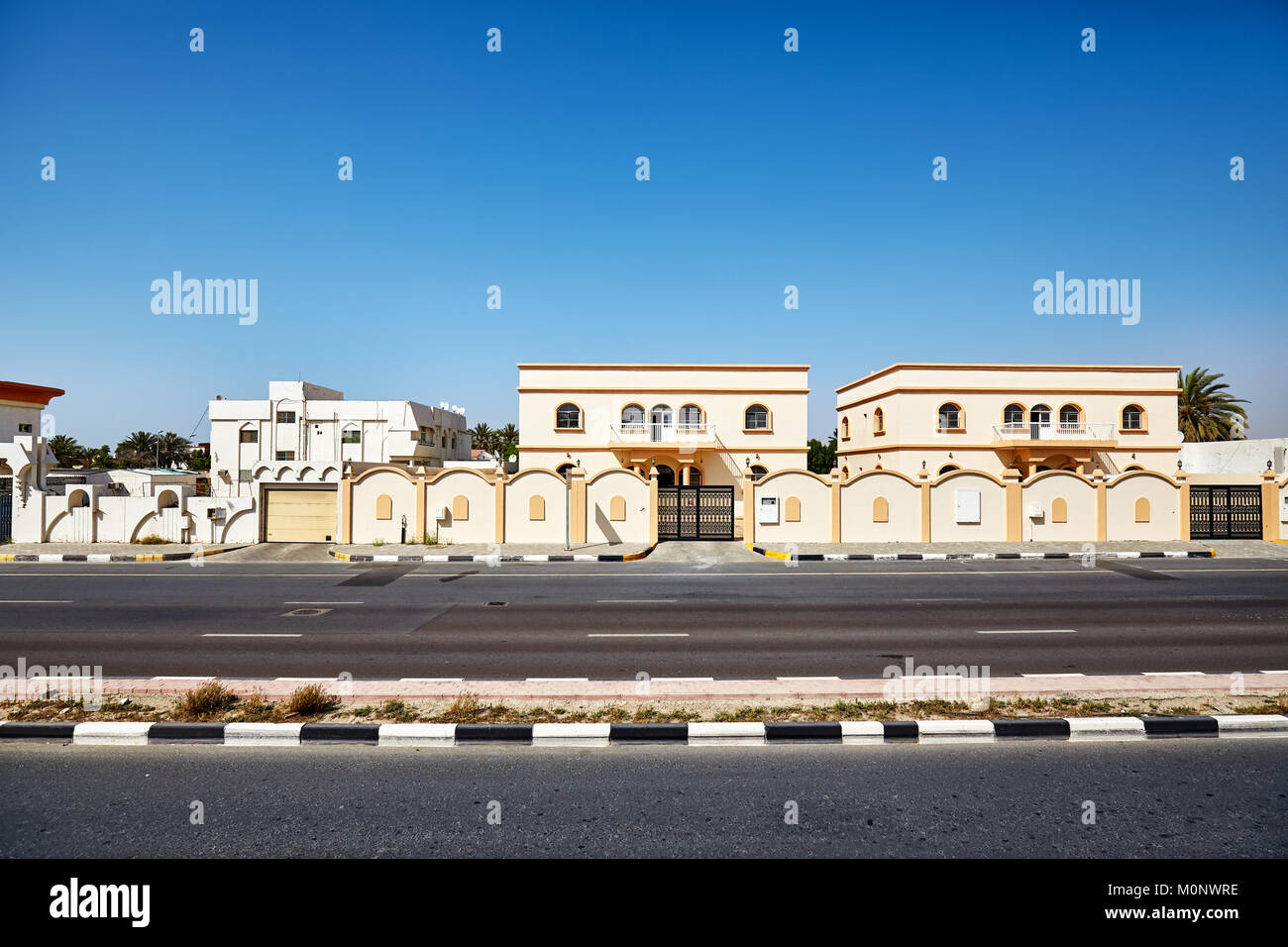 Strada da Dubai a Sharjah con architettura tipica, Emirati Arabi Uniti. Foto Stock
