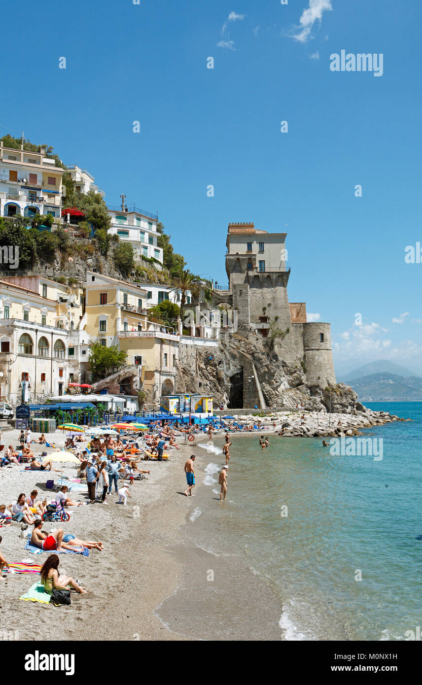 In vacanza sulla spiaggia,centro peschereccio Cetara,Costiera Amalfitana Campania,Italia Foto Stock